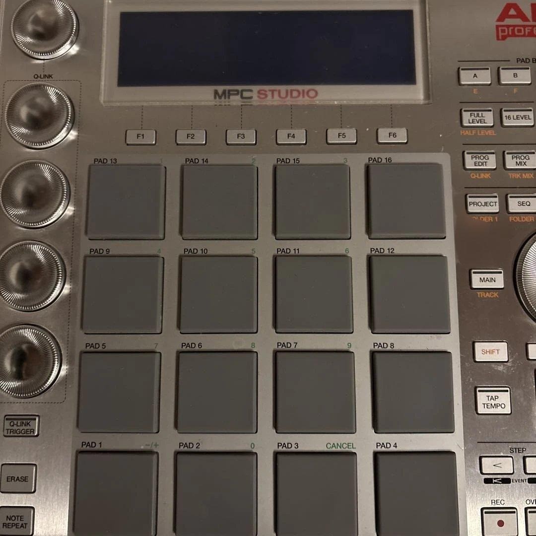 AKAI Professional MPC Studio Silver Sampler Controller 16 Pads USB