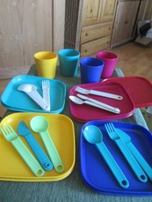 Tupperware Picknickset: je vier Teller, Becher und Besteck & 1 Deckel