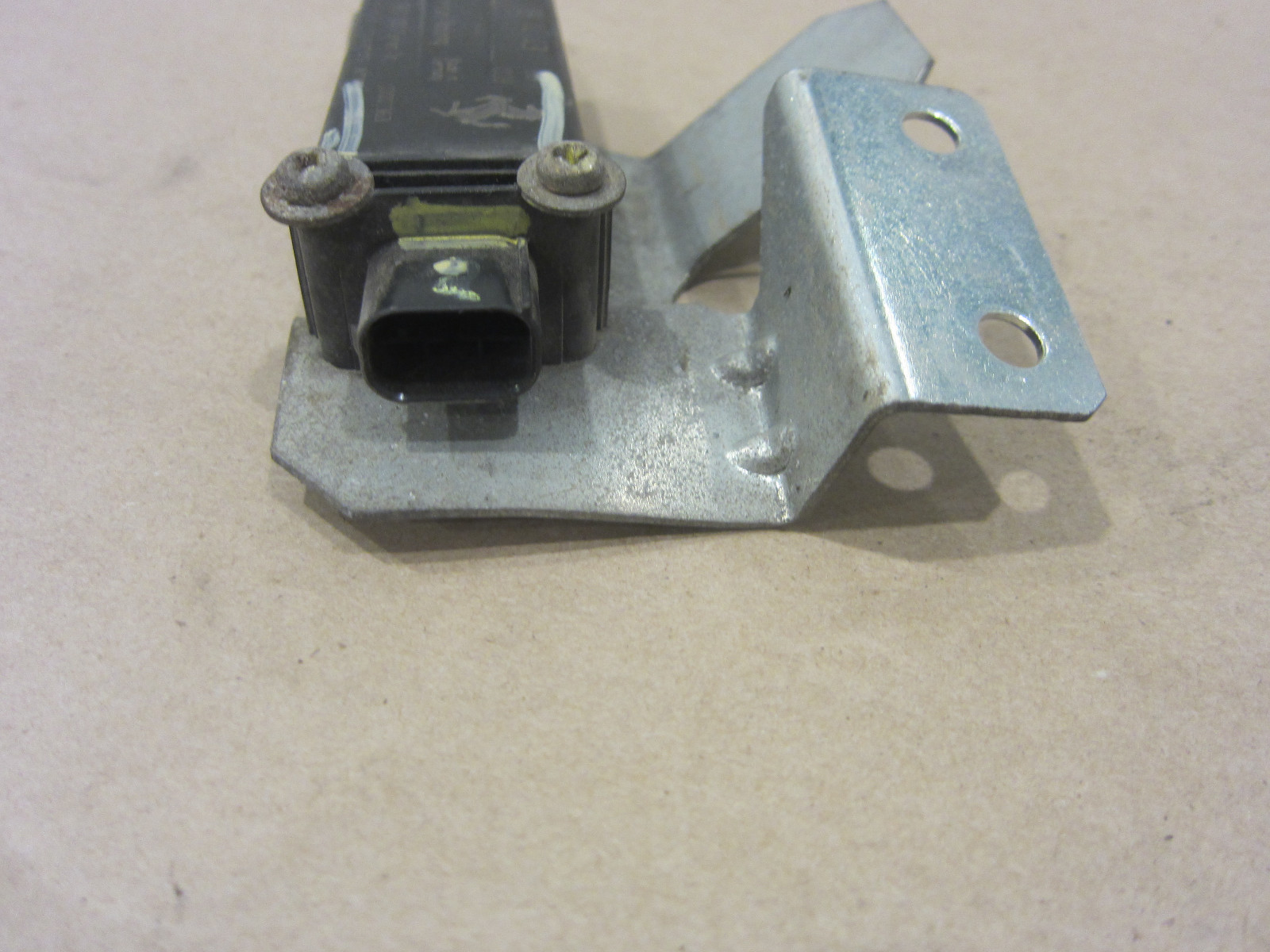 Ferrari 612, Maserati Quattroporte T P M S Antenna. Part# 191433