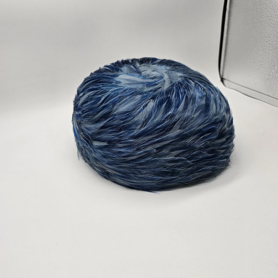 Sombrero Pastillero Pluma Azul Cobalto De Colección Hermosas Pinceladas Foto 3 de 4