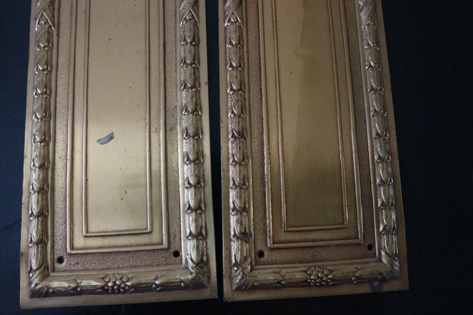 ancienne paire de plaque de propreté de porte en laiton style LOUIS XVI (2) - Photo 2/4