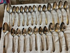 CUILLÈRES - WM Rogers Mfg Co 24 cuillères assorties en argent en très bon état