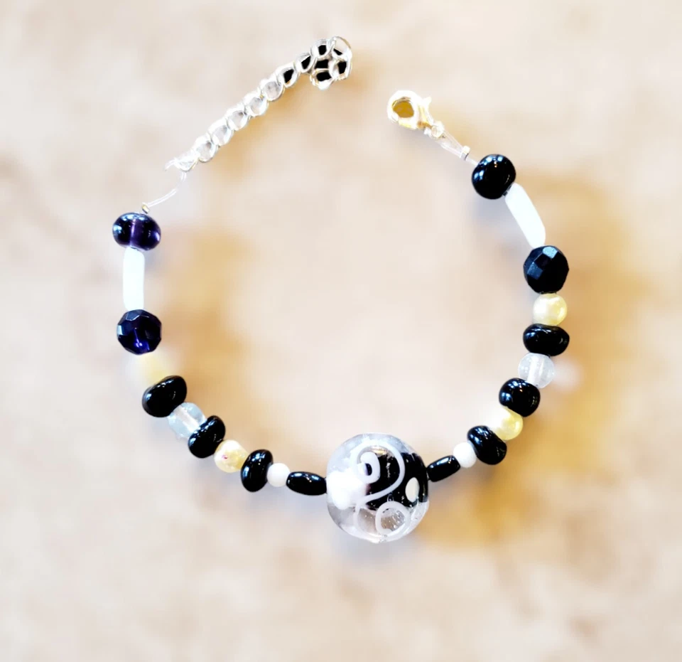 Pulsera de cuentas de porcelana con tema blanco y negro hecha a mano - ajustable, única Foto 4 de 4