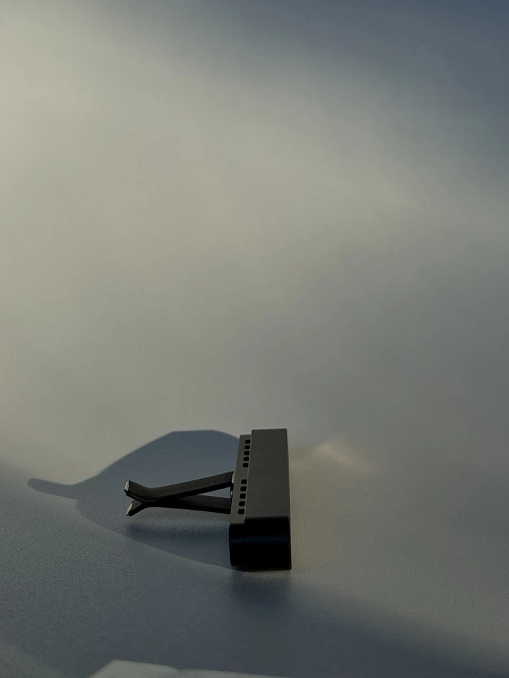 Difusor clip ventilación coche con aceite esencial vainilla oscura y madera misteriosa Foto 4 de 4