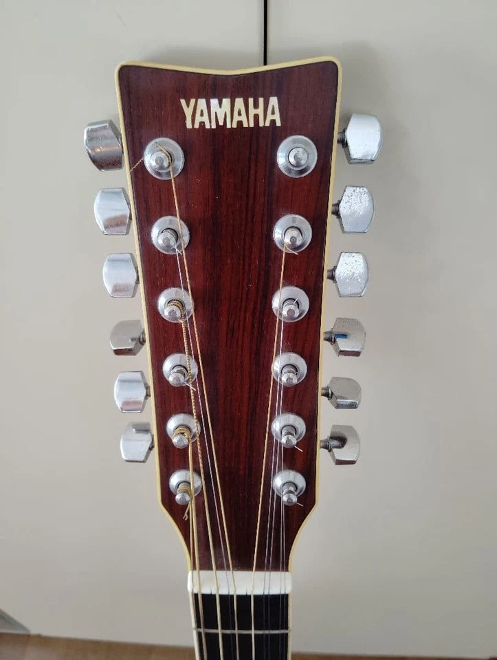 Guitarra acústica Yamaha de 12 cuerdas con estuche rígido Foto 4 de 4