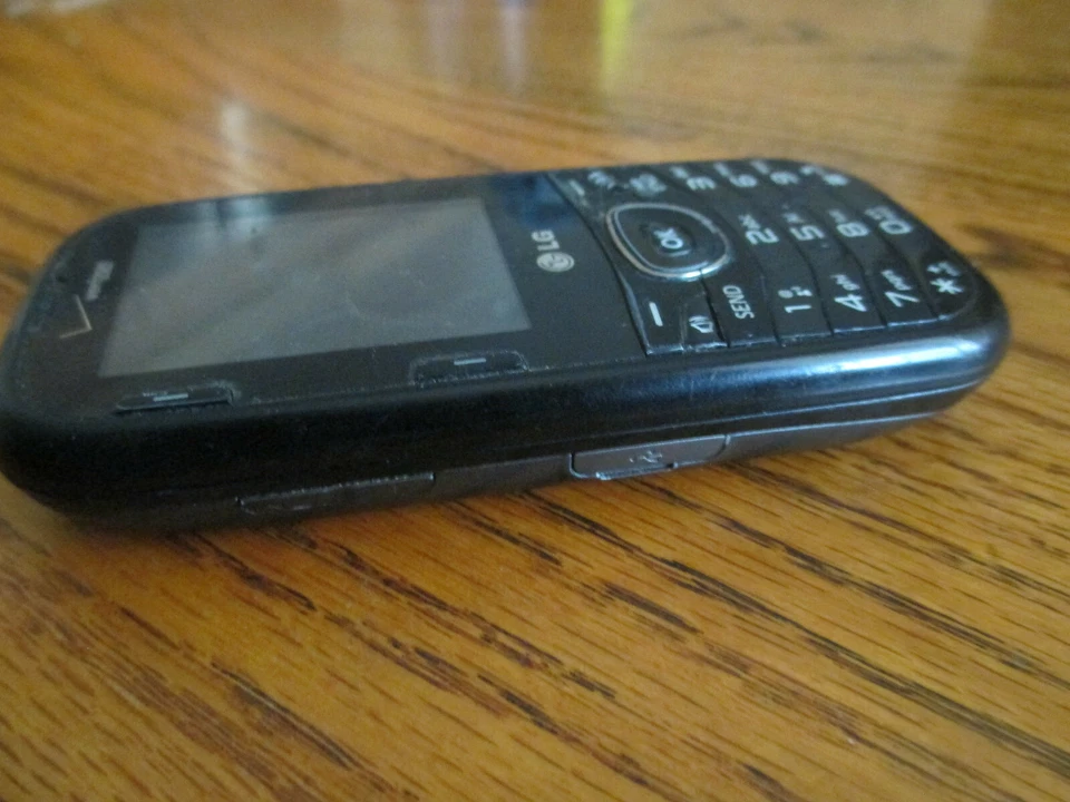 LG Cosmos 2 VN251 - Black (Verizon) Cellular Phone - For Repair or Parts - Image 3 of 4