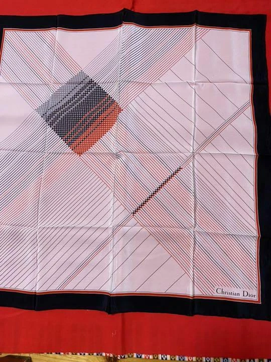 Foulard Christian Dior 78x77cm 100% soie jamais utilisé avec taches accessoire marque femme