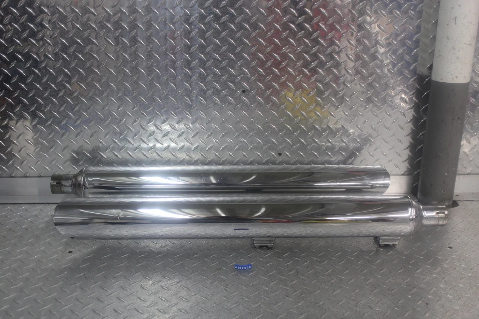 2010 HARLEY-DAVIDSON ELECTRA GLIDE EXHAUST MUFFLER SET 64905-99 64906-99 - Image 2 of 4