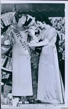 1965 Photo Lynda Bird Johnson & Sash For Cherry Blossom Queen Beauty Pageant 6X8