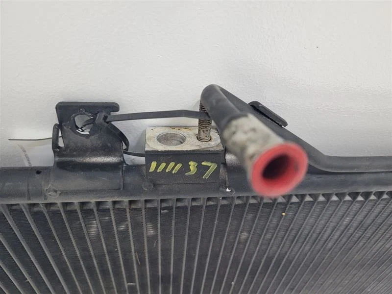 Condensador de aire acondicionado Dodge Nitro 2007-2009 Foto 3 de 4