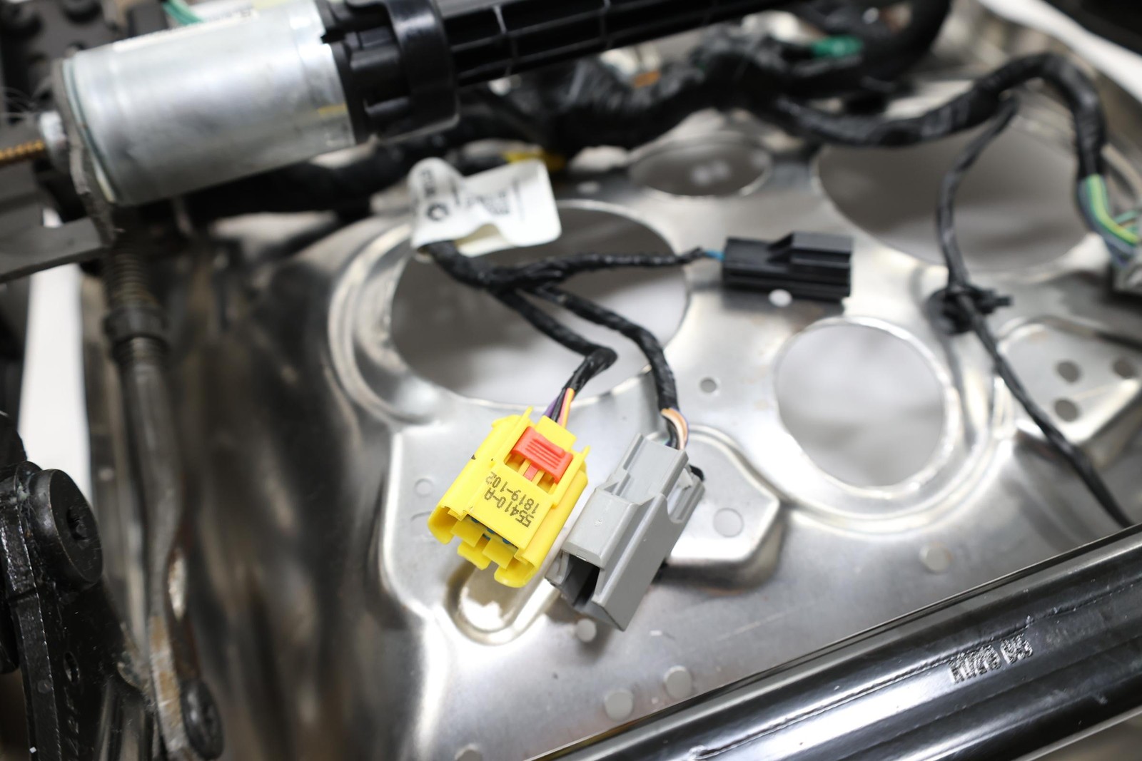 2014-2022 JEEP GRAND CHEROKEE WK FRONT RIGHT SIDE LOWER SEAT ADJUSTING TRACK OEM