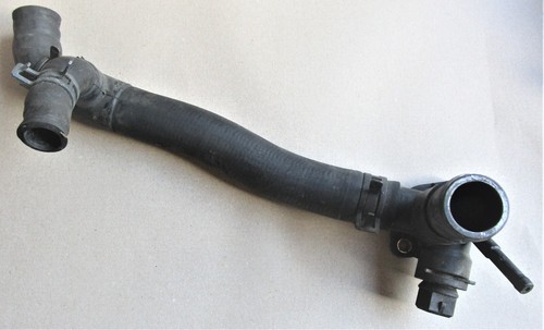 VW Audi Seat Skoda Kühlmittelflansch Kühlerschlauch Schlauch 068121133AE