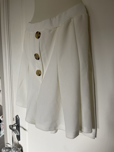 I Saw It First White Button Detail Shorts Size 6 - Picture 3 of 5