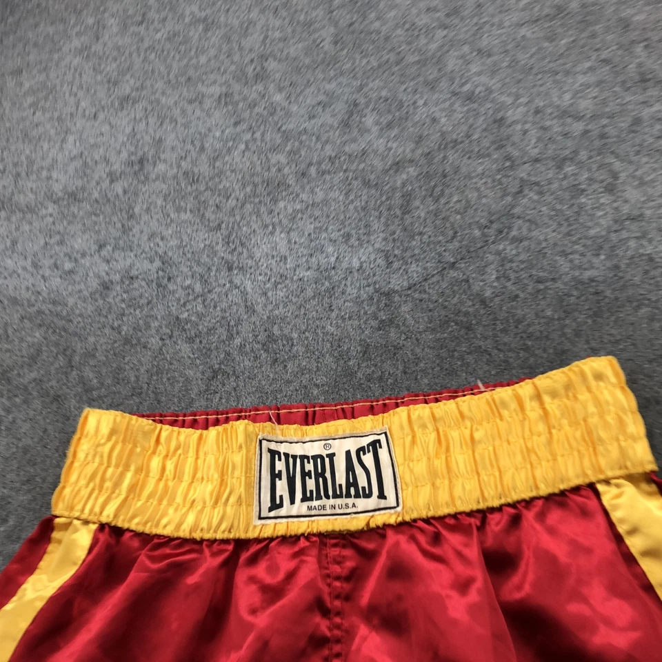 Shorts de boxe vintage Everlast masculino médio vermelho amarelo cetim baús feitos nos EUA anos 90 - Imagem 3 de 4