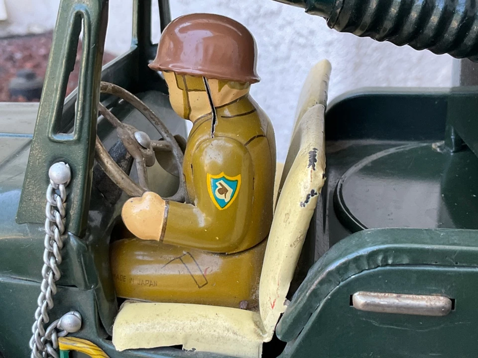 Jeep del ejército de hojalata de colección con pistola grande y 3 soldados unidad de fricción falta parachoques trasero Foto 4 de 4