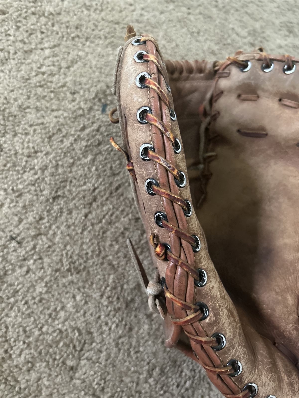 Vintage MacGregor (Crown Logo) Catcher’s Mitt Baseball Softball RHT 11.5 inch สำนักงานสิทธิ