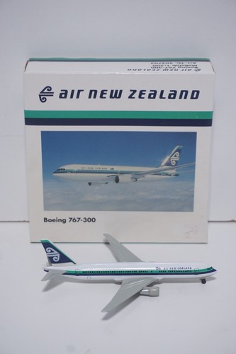 HERPA WINGS--AIR NEW ZEALAND BOEING 767 300 FLUGZEUG (502702) MASSSTAB 1:500
