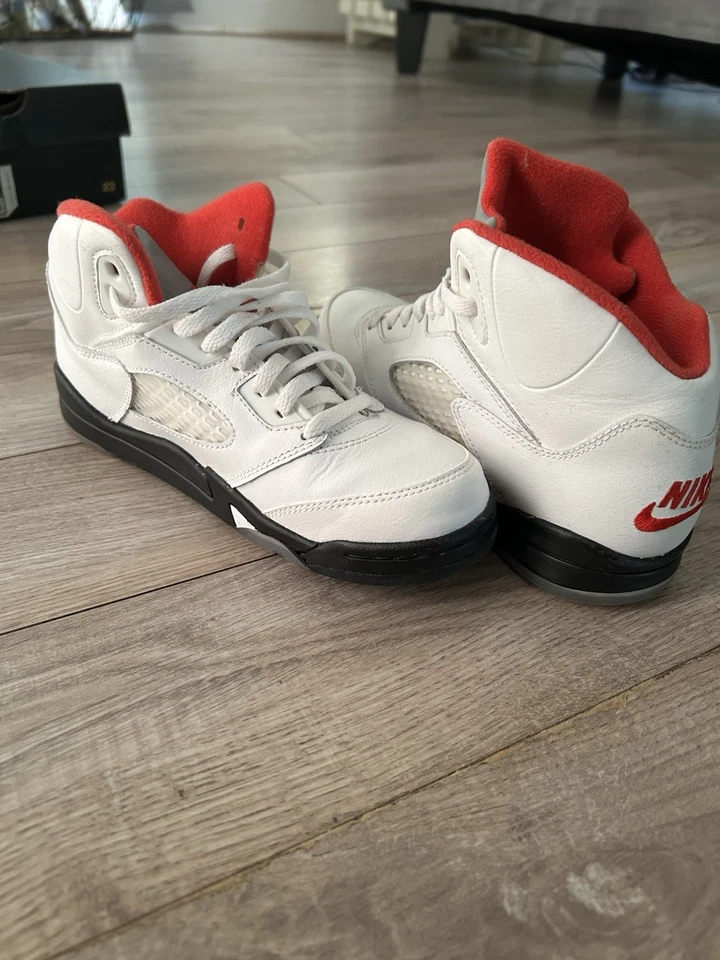 Jordan Nike (Talla Juvenil 3) Nuevo, 2 Pares, $65 por Par o Ambos Pares Por $100 Foto 2 de 4