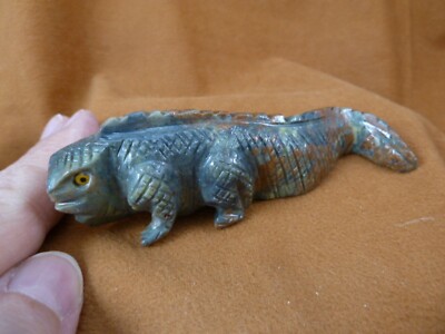 Y-LIZ-IG-257) Green Serpentine IGUANA LIZARD FIGURINE stone PERU healing gem