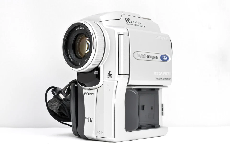 Near Mint Sony Handycam DCR-PC110 Mini DV Camcorder Nightshot Carl Zeiss Lens - Image 2 of 4