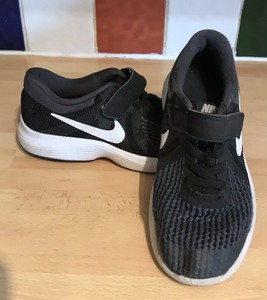 nike revolution kids