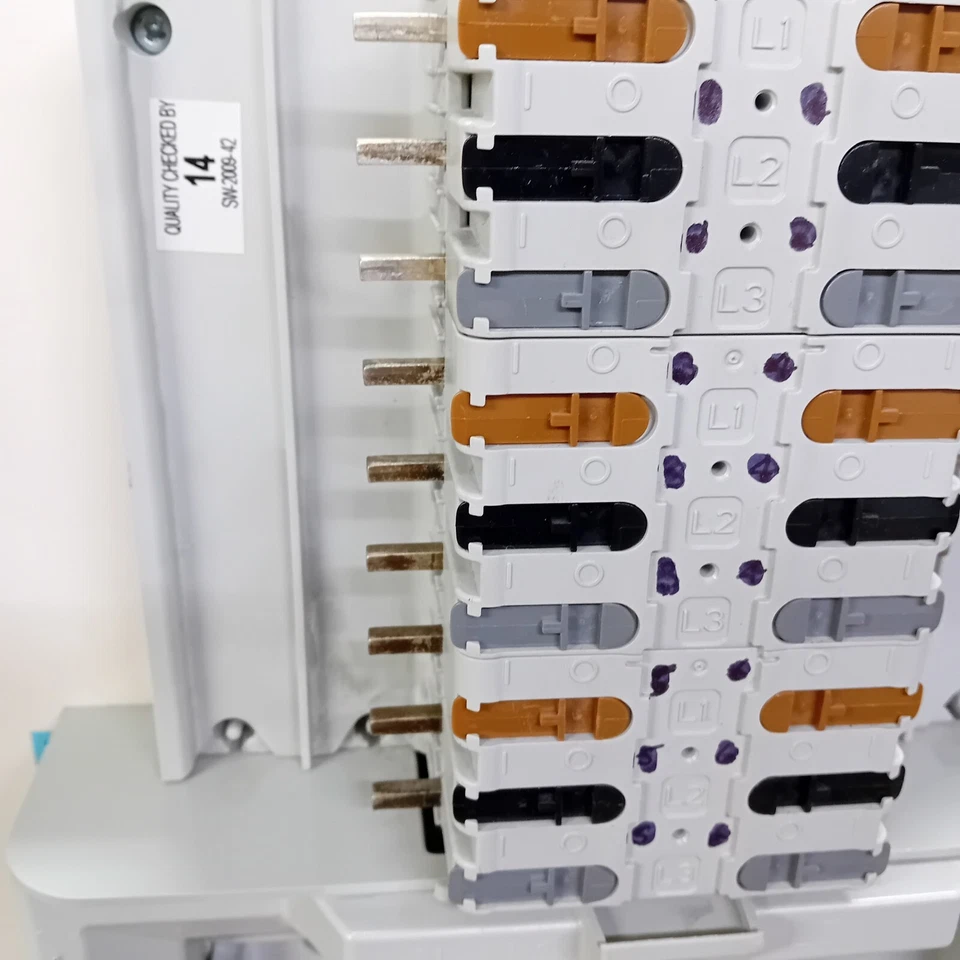 Merlin Gerin MGBN6E Three phase - 6 way  Pan Assembly - 250 amp rated Bus Bars. - Image 2 of 4