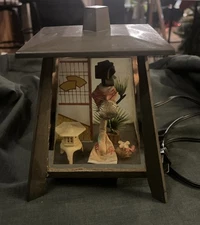 Vintage Japanese Shadow Box Table Lamp Featuring Geisha Made In Japan. Works