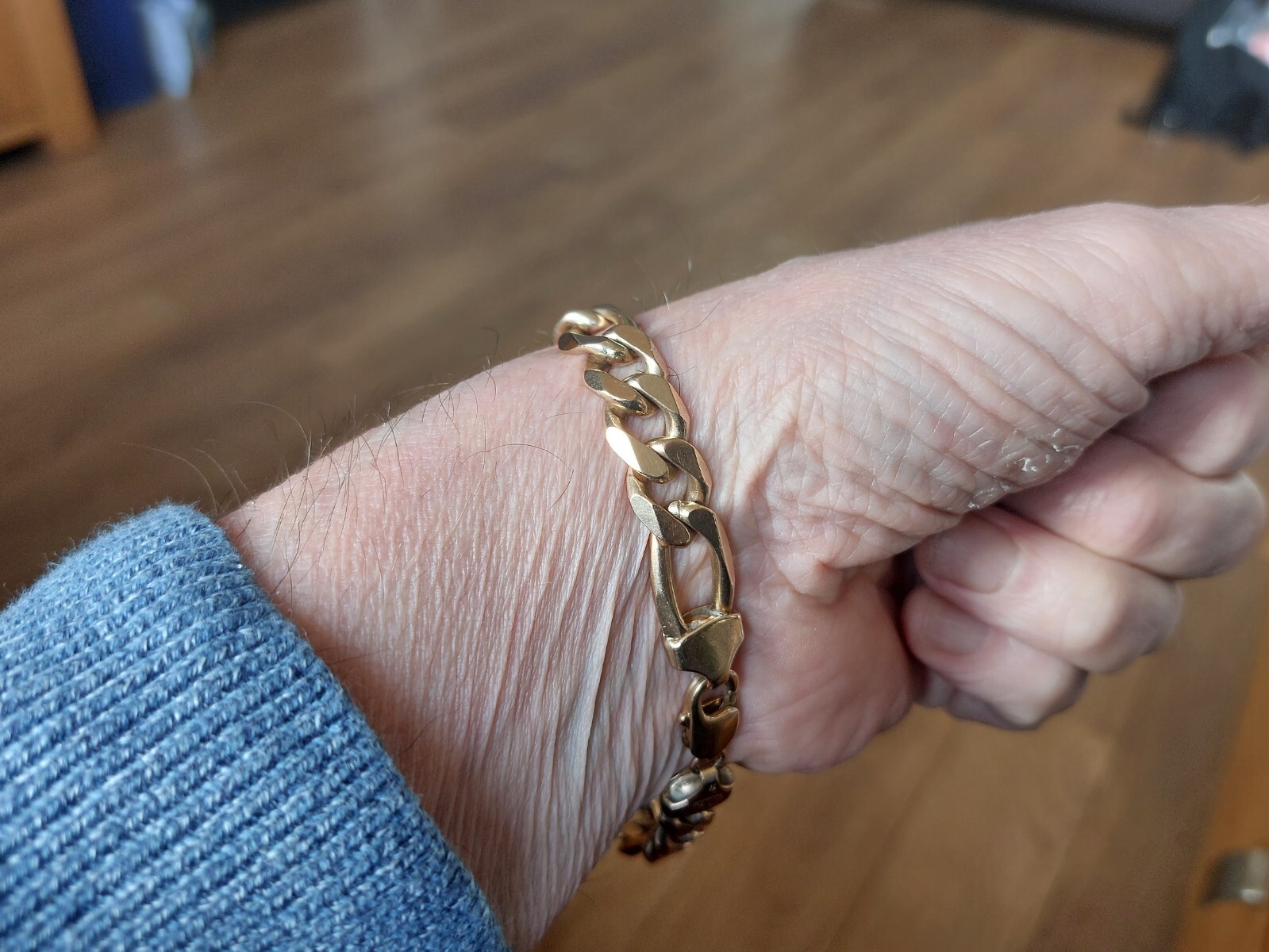 Mens 9ct gold curb/figaro bracelet length 9" stamped Italy .375 heavy