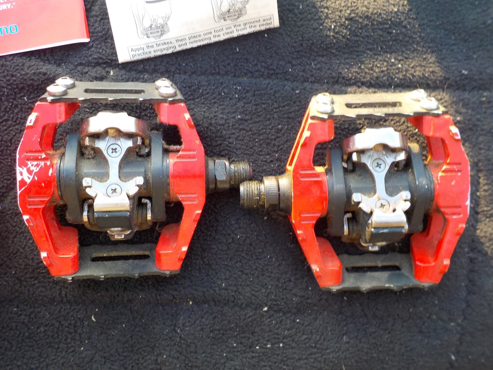 bike pedals red