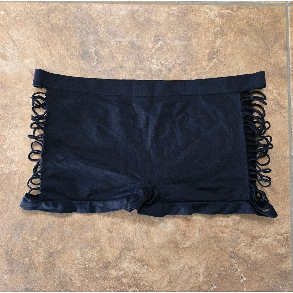 Negro | XOXO | Pantalón corto sin costuras con abertura lateral Foto 2 de 3