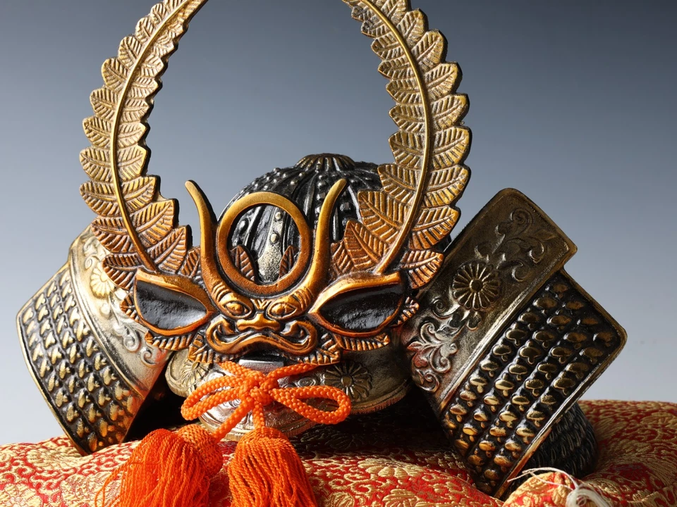 Bonito casco samurai japonés vintage - TOKUGAWA IEYASU - raro color plateado Foto 3 de 4