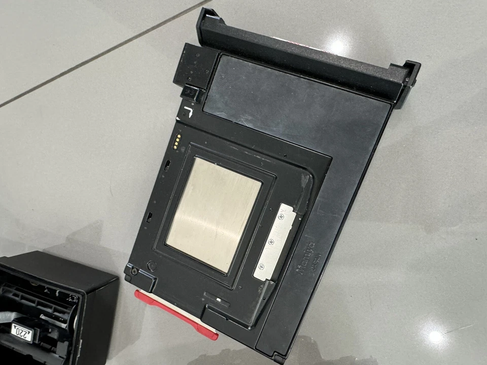 Cámara Mamiya 645 Pro con lente de 55 mm CON extras mostrados Foto 2 de 4