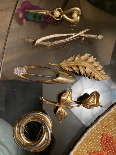 VTG LOT OF 6 GOLD PLATED PINS, Inc CORO & JUDY LEE - Costume Jewelry