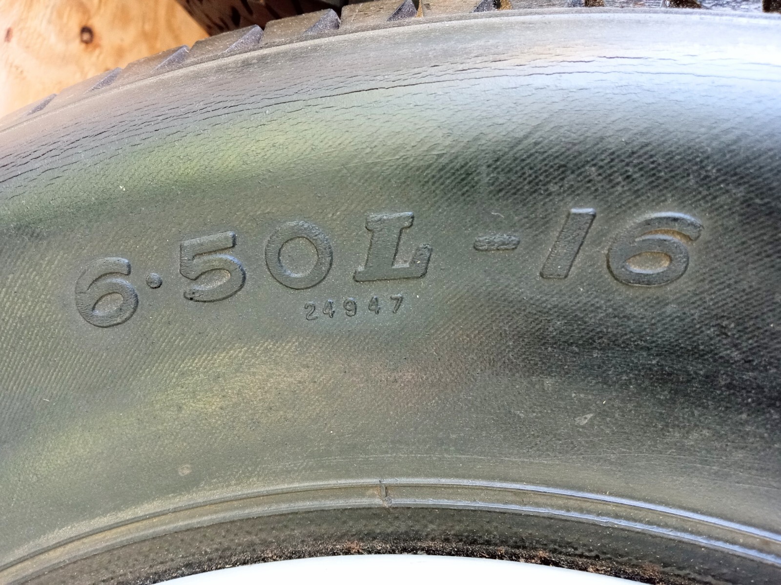 Ferrari 410S Borrani Wire Wheels_42 Rudge Hubs_16X5.5_RW3241_55-56_Dunlop Tires