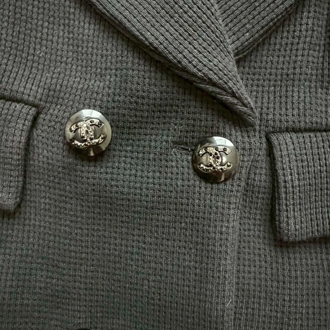 Giacca doppia waffle Chanel 21C strass marca cocco bottoni