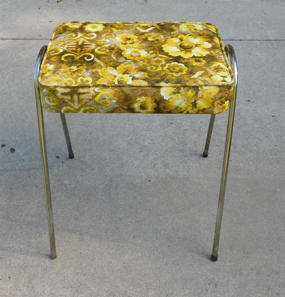 Reposapiés otomano amarillo vara dorada vinilo moderno de mediados de siglo Acme cromado de colección Foto 2 de 4