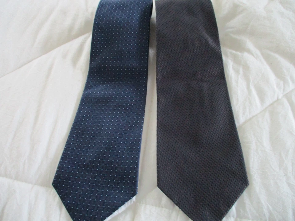 Juego de dos corbatas Banana Republic para hombre 100 % seda azul y negro 3,5 pulgadas de ancho Foto 2 de 4