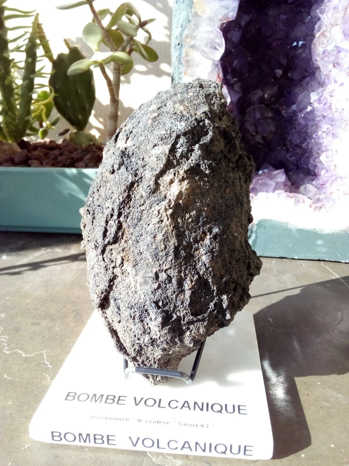 roche volcanique *bombe en fuseau* de par sa forme ☺ sur socle en marbre - Photo 2/4