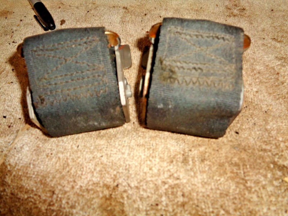 Cinturón de seguridad, Irvin modelo 2913. Negro, extremos macho solo con soportes de montaje en suelo. Foto 2 de 4