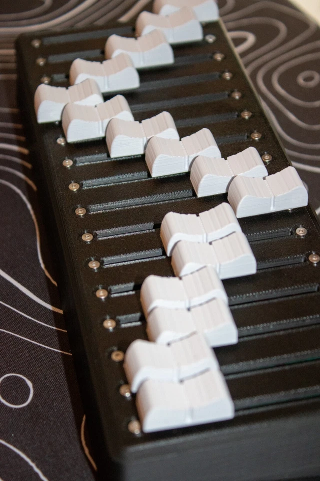 MIDI Controller 10-16x Faders | USB-C Computer DAW - Image 3 of 4