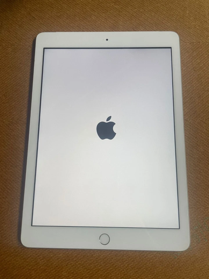 Apple iPad (5th generation) · 128GB · Wi-Fi, photo 2 of 3