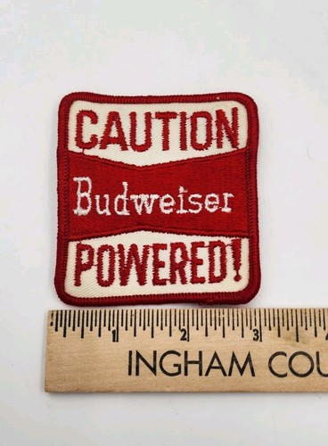 Achtung Budweiser Powered! Aufnäher rot weiß Mancave Garage 70er Jahre? Bier Filzrücken - Bild 1 von 2