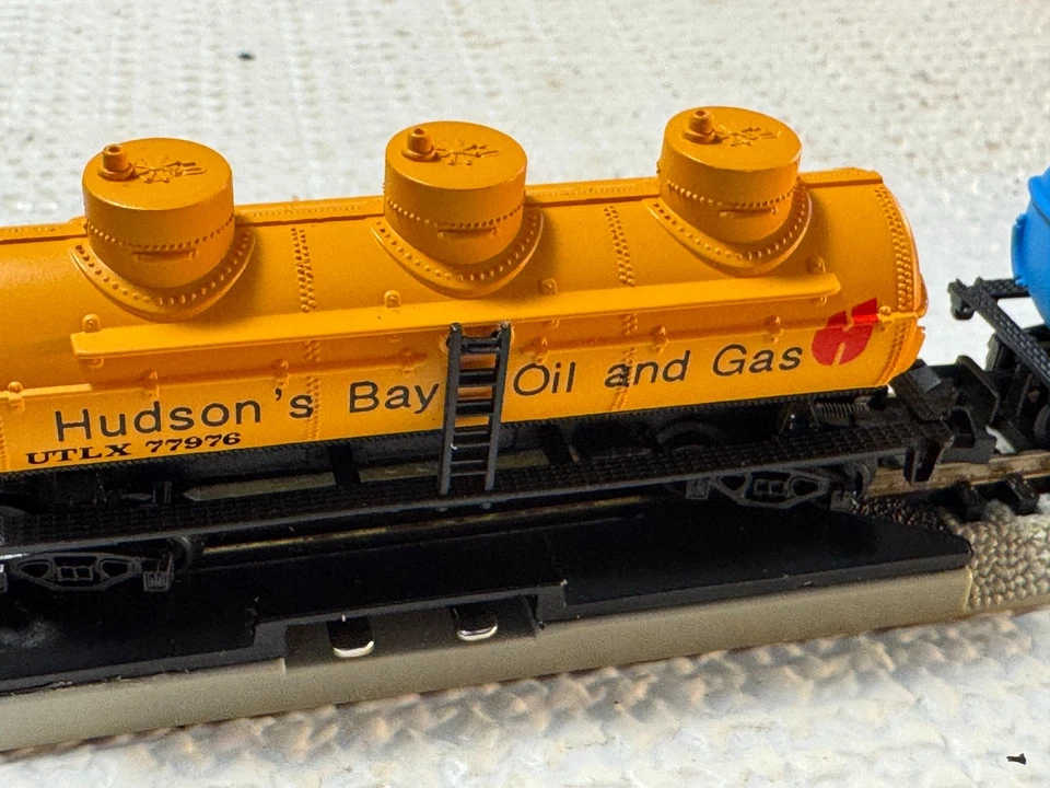 🚂 N SCALE -SET OF 3 VARIOUS TANK CARS -L👀K💥 N1297 - Image 4 of 4