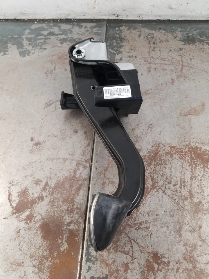 Mercedes Benz AMG C 63 2012 pedal de freno #0967 G4 Foto 4 de 4