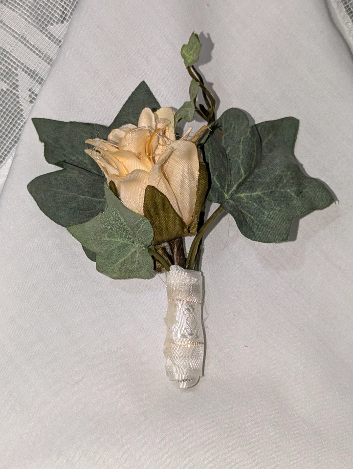 Ramo de boda novios boutonniere y ramo de dama de honor Foto 2 de 3