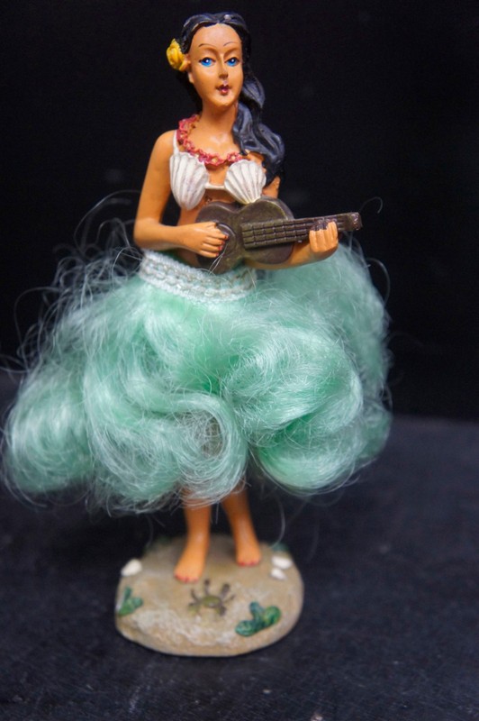 VINTAGE  1940'S HAWAIIAN HULA GIRL NODDER 6.5" Chalkware  ? Vtg Bobble Dashboard