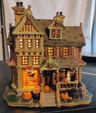 Lemax Spooky Town Trick Or Treaters Haven-Mint-Retired-Porcelain-Beautiful