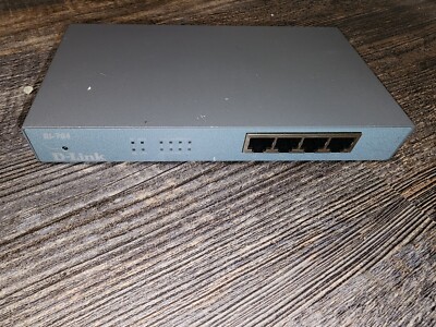 D-Link DI-704 Gray 4 Ethernet Port Desktop Internet Gateway and Firewall Switch