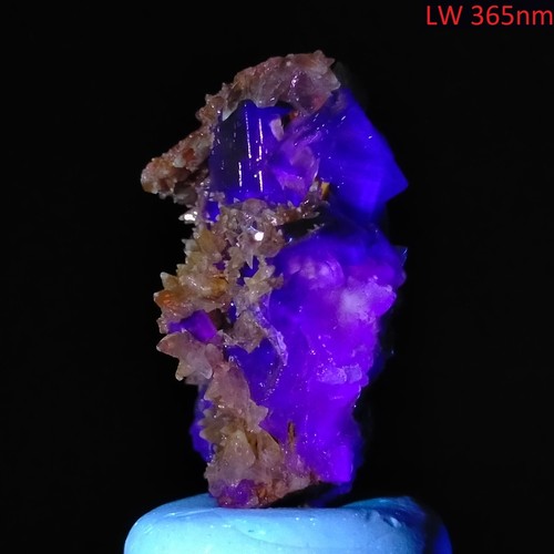 Fluorescent Fluorite cluster w/ Dogtooth Calcite & iridescent Goethite 253ct - Foto 6 di 9