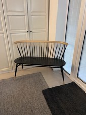 Ercol Windsor Two-Seater Bench / Loveseat – Black with Natural Wood Rail